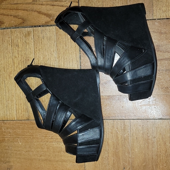 Strappy black high wedge heels 8 - Picture 2 of 5